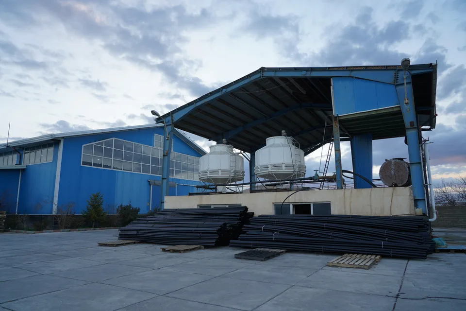 Loading polyethylene pipes for shipment from the factory