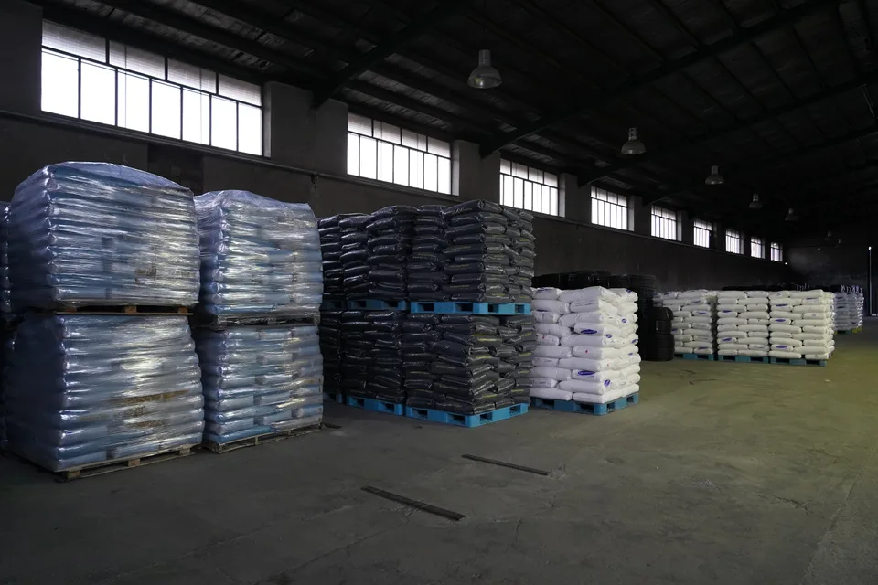 Loading polyethylene pipes for shipment from the factory