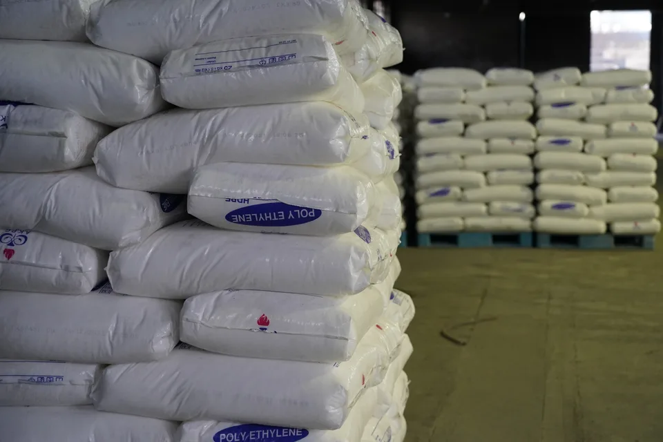Loading polyethylene pipes for shipment from the factory